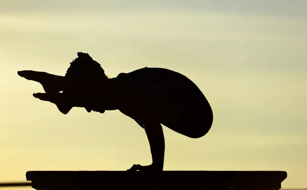 Mujeres practicando yoga — Foto de Stock