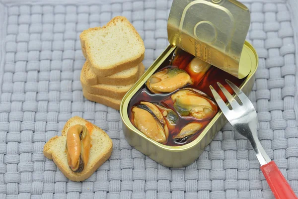 Canned mussels and bread — Stock Photo, Image