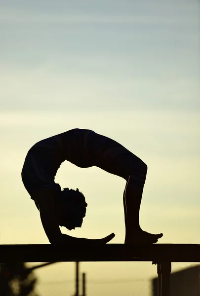 Wanita berlatih yoga — Stok Foto