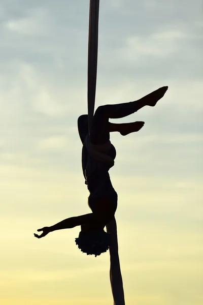 絹に女性ダンサー — ストック写真