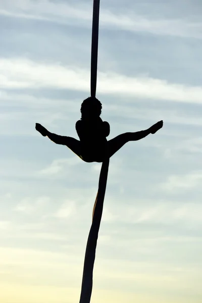 Woman dancer on silk — Stock Photo, Image