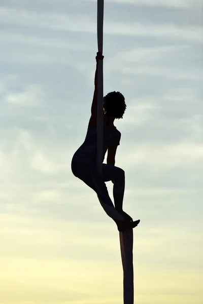 Woman dancer on silk — Stock Photo, Image