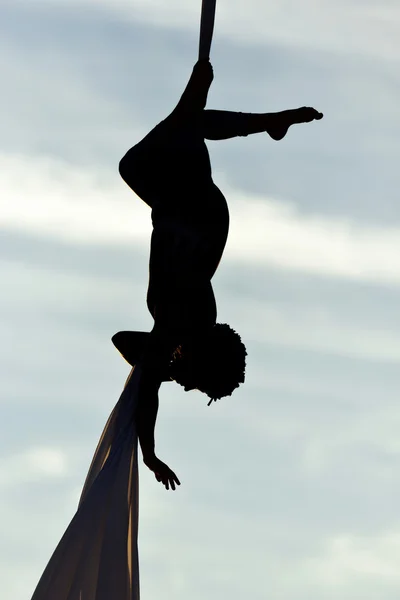 Woman dancer on silk — Stock Photo, Image