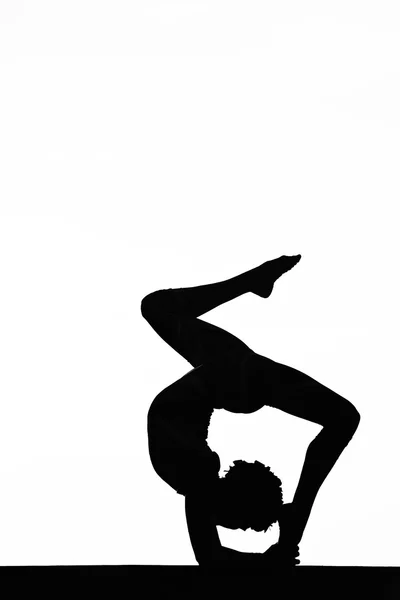 练习瑜伽的妇女 — 图库照片