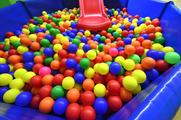Kleurrijke plastic ballen — Stockfoto