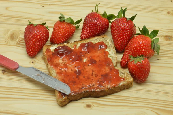 Toast with strawberry jam — Stock Photo, Image