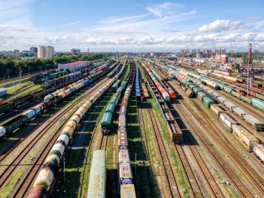 Demiryolu terminalinin hava fotoğrafı. Tren istasyonunda malları olan yük vagonları. Kargo taşımacılığı. Lojistik ithalat ve ihracat. Endüstriyel arazi. İHA 'nın üst görüntüsü. Ağır sanayi.