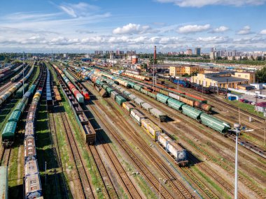 Demiryolu terminalinin hava fotoğrafı. Tren istasyonunda malları olan yük vagonları. Kargo taşımacılığı. Lojistik ithalat ve ihracat. Endüstriyel arazi. İHA 'nın üst görüntüsü. Ağır sanayi.