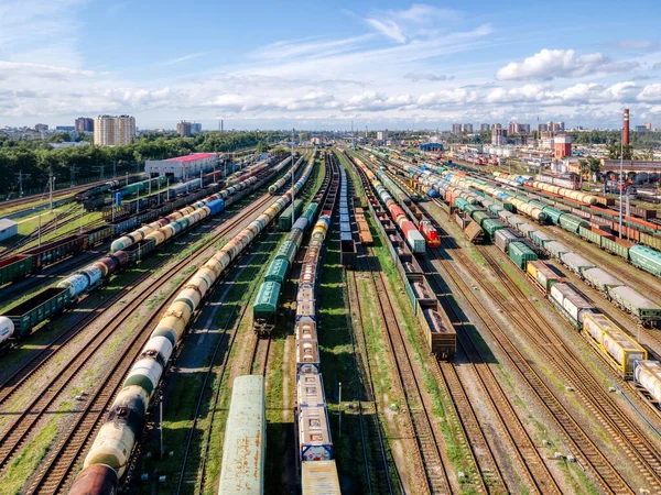 Demiryolu terminalinin hava fotoğrafı. Tren istasyonunda malları olan yük vagonları. Kargo taşımacılığı. Lojistik ithalat ve ihracat. Endüstriyel arazi. İHA 'nın üst görüntüsü. Ağır sanayi.