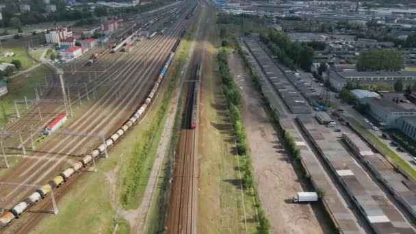 Train Banlieue Avec Des Gens Qui Avancent Sur Chemin Fer — Video