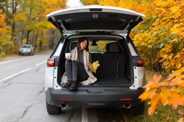 Glückliches Kaukasisches Mädchen Sitzt Kofferraum Eines Suv Und Hält Eine — Stockfoto