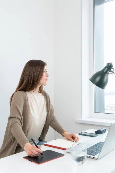 Thoughtful Female Sitting Table Laptop Looking Away Caucasian Woman Graphic — Stock Photo, Image