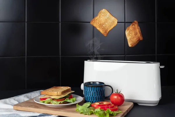 Sabrosa Comida Desayuno Pan Tostado Saltando Tostadora Blanca Sobre Tabla — Foto de Stock