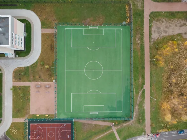 空のサッカー場の上からの眺め 緑の芝生の上の白い線 サッカーで遊ぶための地面 アウトドアスポーツ活動 空中写真のトップダウン サンクトペテルブルク — ストック写真