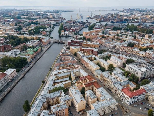 St. Petersburg 'un tarihi merkezindeki Kolomna bölgesinin hava görüntüleri. Ön planda Fontanka nehri, arka planda eski yaşam evleri, gemi, vinç ve köprüleri olan Amirallik Tersaneleri..