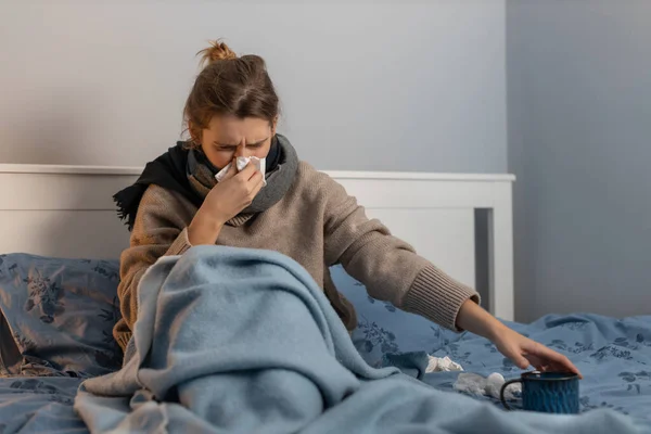 Söt Kvinna Blåser Näsan Pappersservett Och Drar Hand Till Kopp — Stockfoto