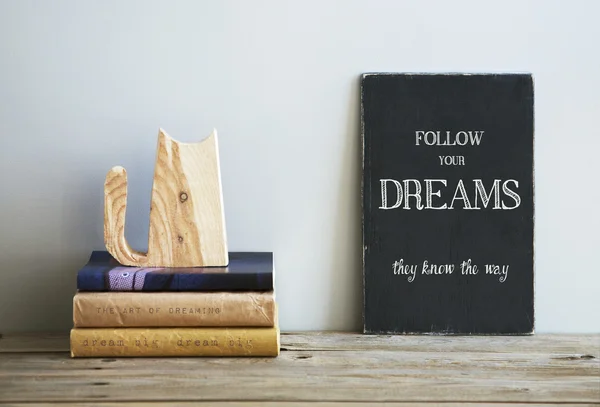 Motiverende citaat Follow Your Dreams op schoolbord met boeken — Stockfoto