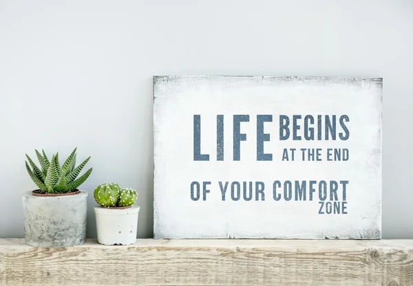 Motivational poster quote Η ΖΩΗ ΑΡΧΙΖΕΙ ΣΤΟ ΤΕΛΟΣ ΤΗΣ ΖΩΝΗΣ COMFORT Εικόνα Αρχείου