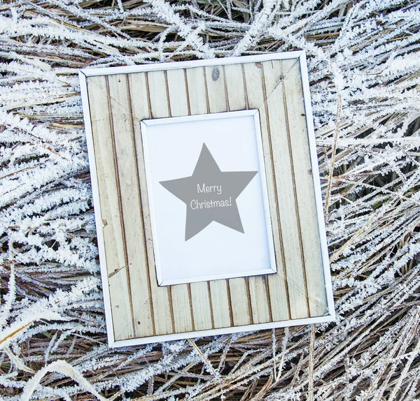 Vieille ossature en bois sur herbe gelée. Joyeux Noël — Photo