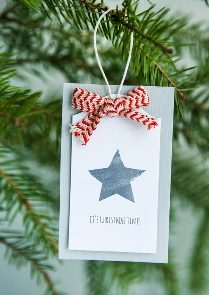 Geschenkanhänger mit Schleife — Stockfoto