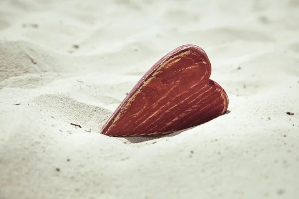 Cuore rosso sulla spiaggia di sabbia — Foto Stock