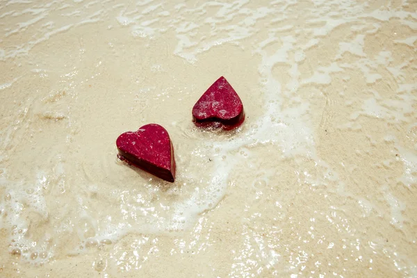 Deux cœurs rouges en bois dans l'eau . — Photo