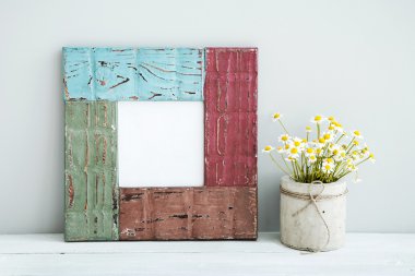 Renkli kırmızı, gree, mavi çerçeve metin ve DIY beton tencerede içinde papatya için yer ile