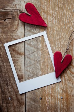 Sevgililer polaroid çerçeve ile iki kırmızı kalp şeklinde