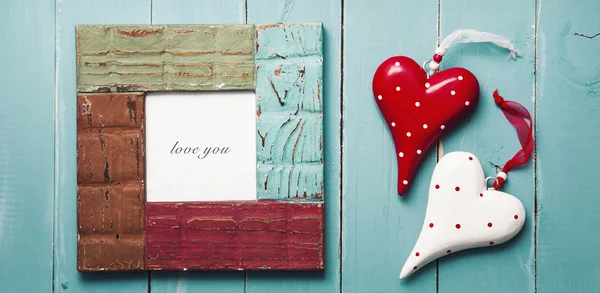 Dos corazones de madera con marco de imagen LOVE YOU —  Fotos de Stock