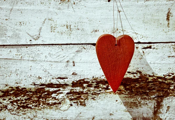 Rustic red heart hanging on grey fence. — Stock Photo, Image