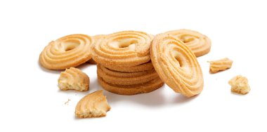 Beyaz arkaplanda izole edilmiş tereyağlı kurabiyeler.