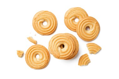 Beyaz arkaplanda izole edilmiş tereyağlı kurabiyeler.