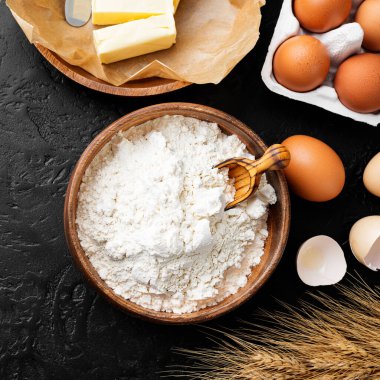 Pişirmek için malzemeler - un, yumurta, tereyağı. en üstteki görünüm