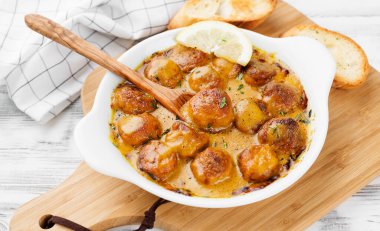 Çedar peyniri soslu ev yapımı tavuk köftesi..