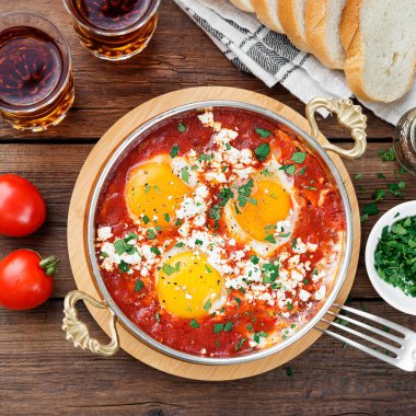 Türkçe kahvaltı için domates soslu omlet..