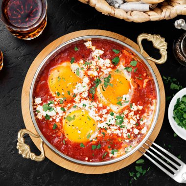 Türkçe kahvaltı için domates soslu omlet..