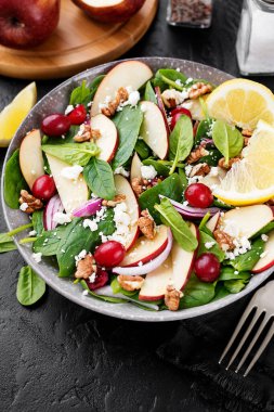 Taze ıspanaklı ev yapımı salata, kırmızı elma, kızılcık, ceviz ve peynir..