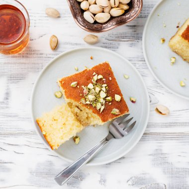 Revani - Antep fıstıklı tatlı irmikli pasta, geleneksel Türk tatlısı.