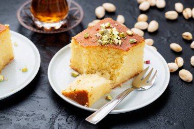 Revani - Antep fıstıklı tatlı irmikli pasta, geleneksel Türk tatlısı.