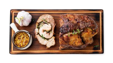 Beyaz arka planda izole edilmiş baharatlı ve otlu domuz eti rulosu.