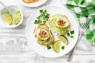 Avokado ve haşlanmış yumurtalı sandviç. Sağlıklı kahvaltı..