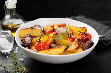 Kızarmış sebzeler beyaz tabakta. Vejetaryen yemeği..