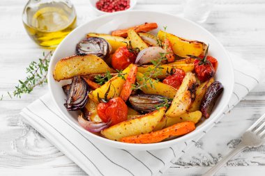 Kızarmış sebzeler beyaz tabakta. Vejetaryen yemeği..