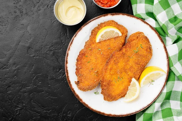 Zelfgemaakte Gepaneerde Kip Schnitzel — Stockfoto