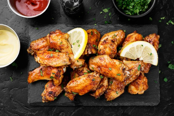 Alitas Pollo Horno Servidas Con Diferentes Salsas Limón Fondo Negro — Foto de Stock