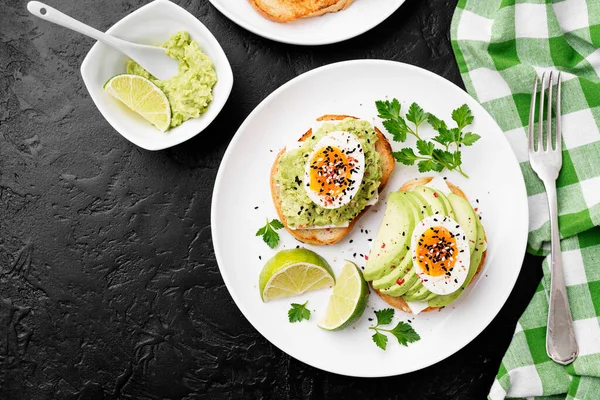 Бутерброд Авокадо Вареним Яйцем Здоровий Сніданок — стокове фото