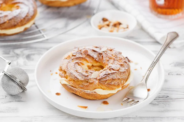 Pastel Casero Choux Paris Brest Con Hojuelas Almendras Azúcar Polvo — Foto de Stock