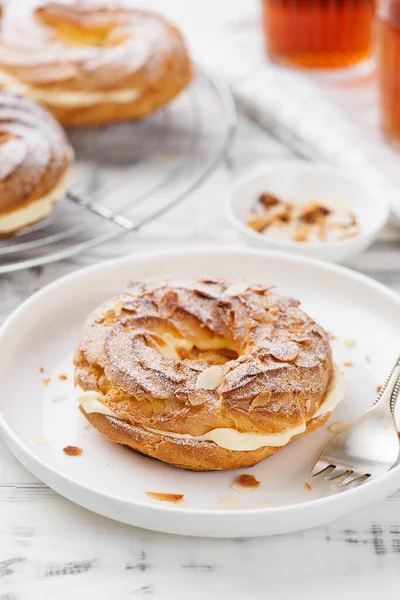 Homemade Choux Pastry Cake Paris Brest Almond Flakes Sugar Powder — Stock Photo, Image