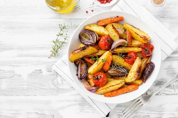 Pečená Zelenina Bílém Talíři Vegetariánské Jídlo — Stock fotografie