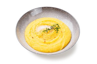 Kızarmış kiraz domatesli ev yapımı polenta ve ricotta peyniri. beyaz arkaplanda izole